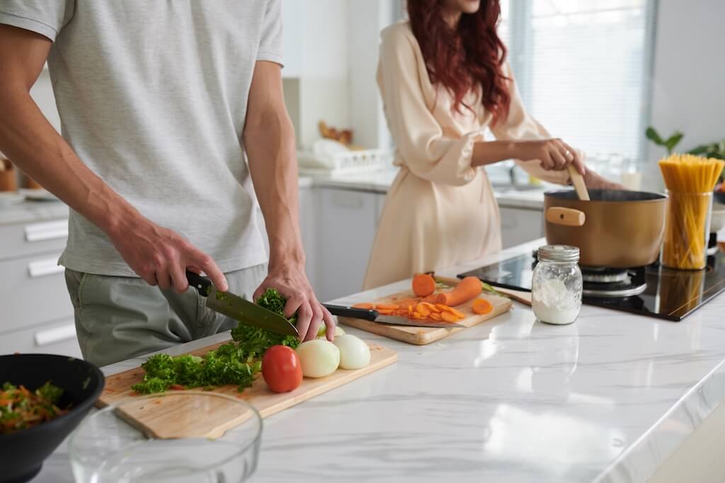 couple cooking dinner together 2023 11 27 05 27 47 utc