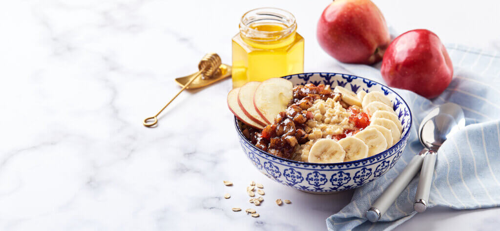 homemade oatmeal for breakfast with apple cinnamo 2024 09 22 22 55 25 utc